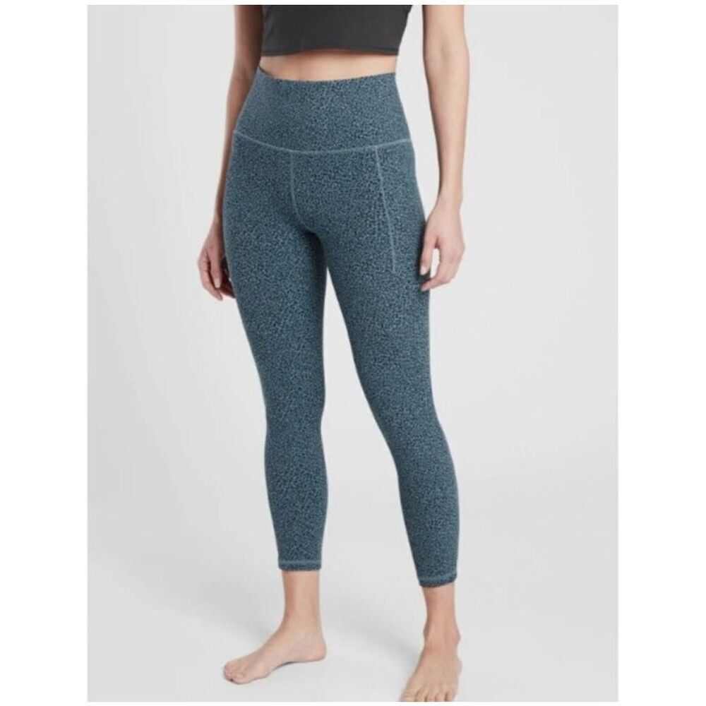 Athleta salutation textured tight in blue leopard print size S